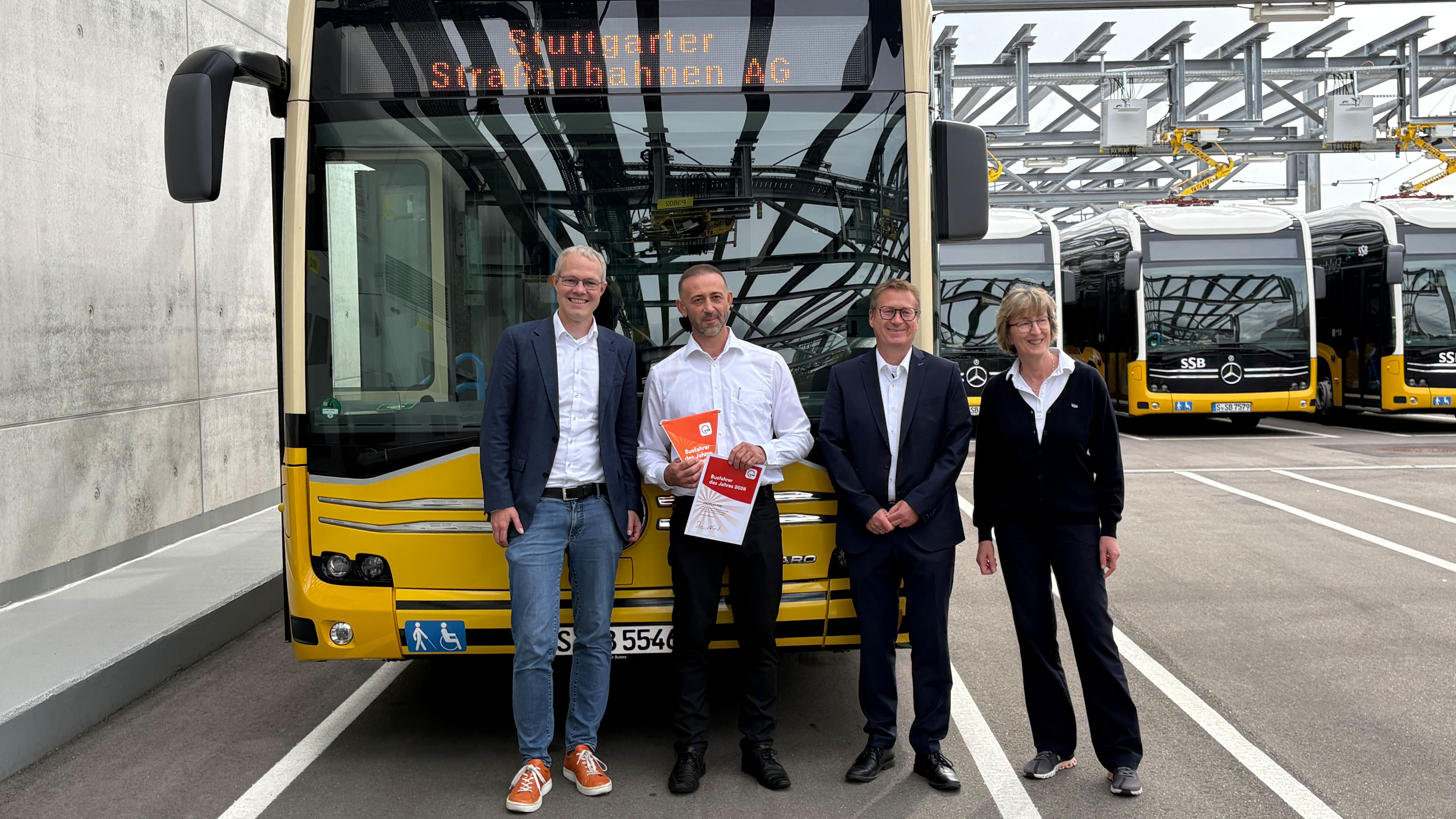 Dr. Jan Neidhardt, Andreas Frei, Nils Himmelmann und Sieglinde Hahn ehren den Busfahrer des Jahres 2026 
